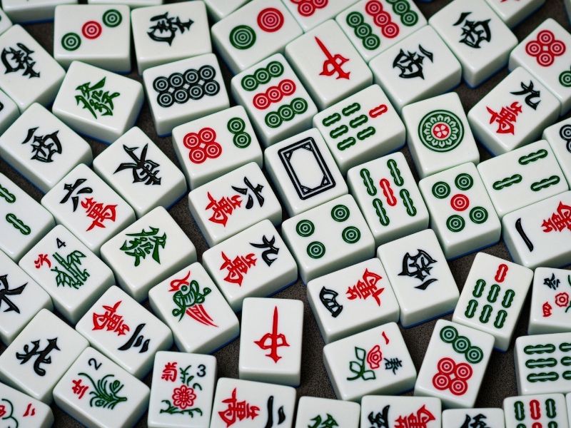 Mahjong-pelin pelinappuloita.